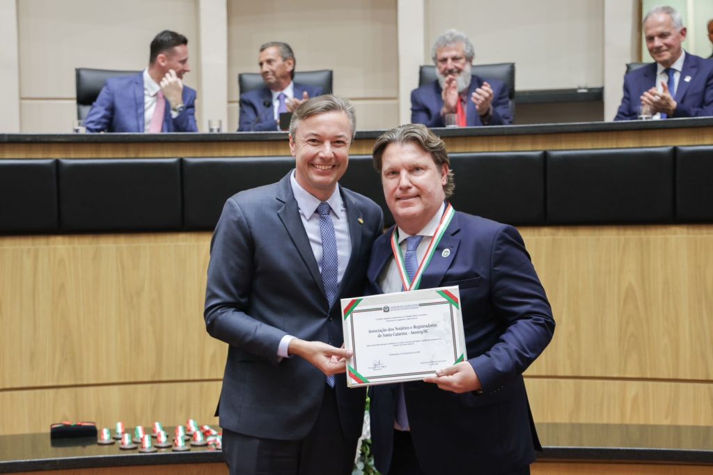 Serventias extrajudiciais catarinenses recebem Comenda do Mérito Legislativo 1 WhatsApp Image 2025-12-10 at 14.25.15